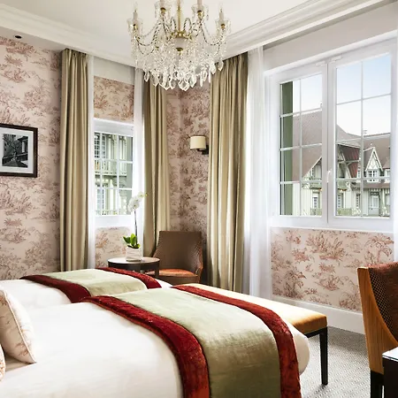 Barriere Le Normandy 5* דוביל